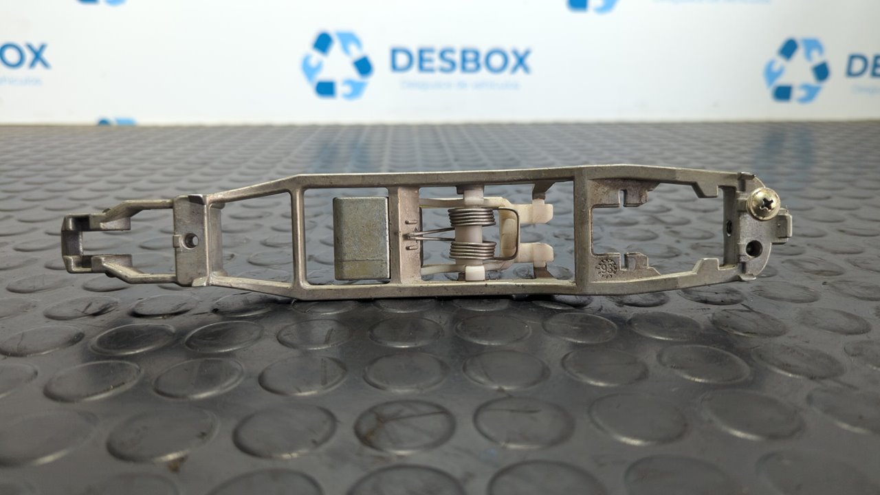 SOPORTE MANETA TRASERA IZQUIERDA MERCEDES CLASE E (W124)