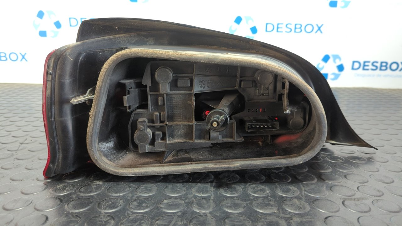 PILOTO TRASERO DERECHO CITROEN SAXO - vista 4