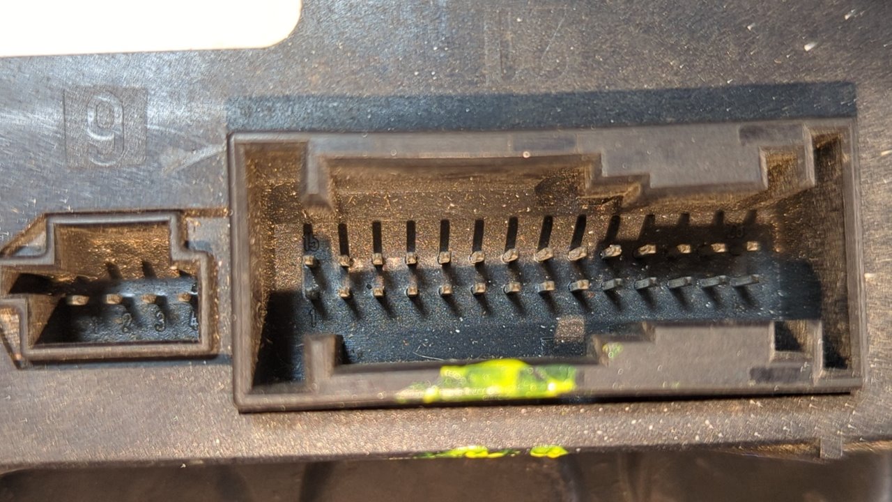 CAJA RELES / FUSIBLES MERCEDES-BENZ CLASE C (W203) BERLINA - vista 3