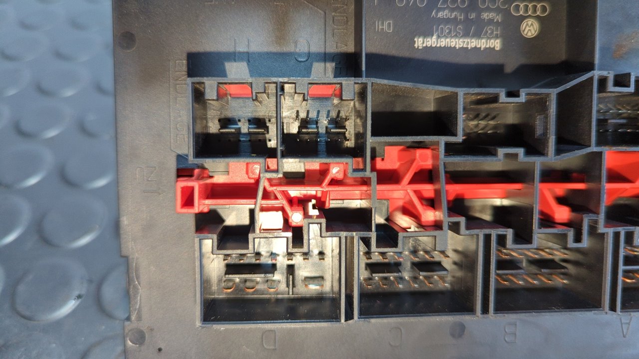 CAJA RELES / FUSIBLES VOLKSWAGEN PASSAT BERLINA (3C2) - vista 8