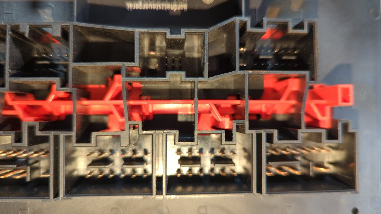 CAJA RELES / FUSIBLES VOLKSWAGEN PASSAT BERLINA (3C2) - vista 3