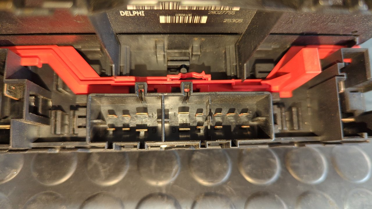 CAJA RELES / FUSIBLES VOLKSWAGEN PASSAT BERLINA (3C2) - vista 2