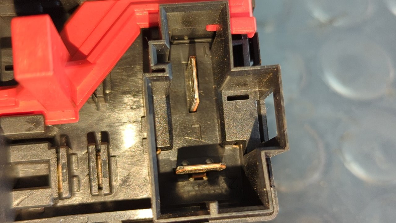 CAJA RELES / FUSIBLES VOLKSWAGEN PASSAT BERLINA (3C2) - vista 11