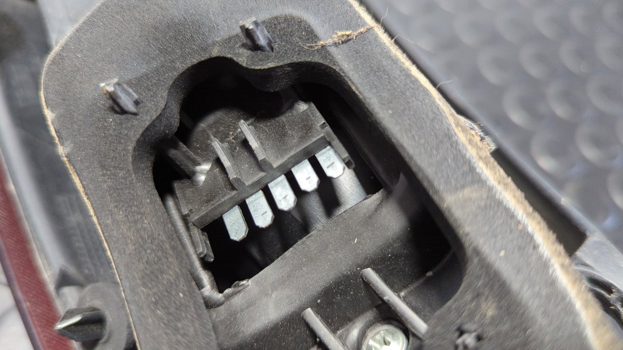 PILOTO TRASERO DERECHO OPEL CORSA C - vista 3