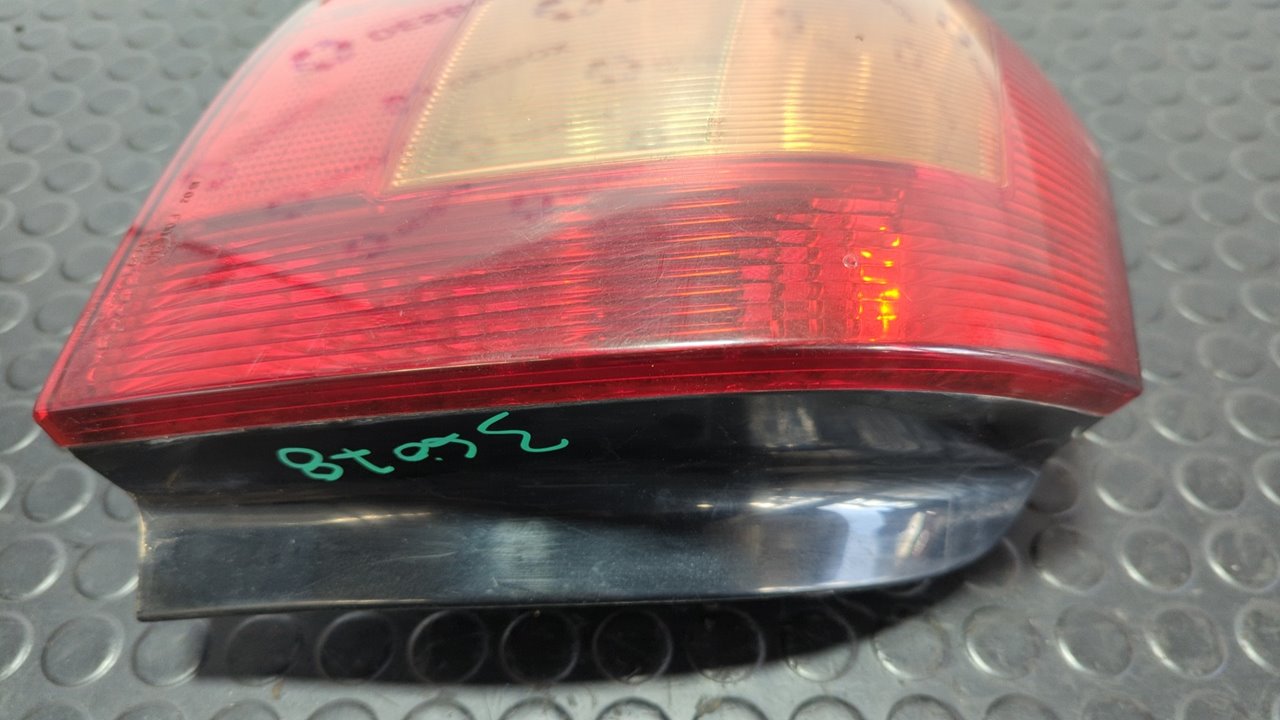 PILOTO TRASERO IZQUIERDO TOYOTA COROLLA (E12) - vista 4