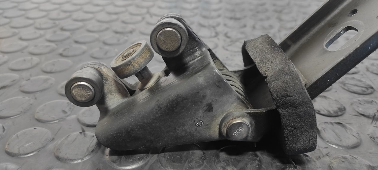 SOPORTE / GUIA PUERTA CORREDERA INTERMEDIO OPEL VIVARO - vista 8