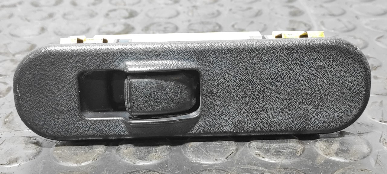 MANDO ELEVALUNAS TRASERO DERECHO MITSUBISHI L 200 (K6/7)