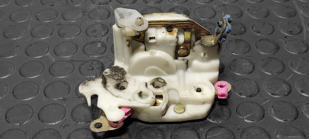 CERRADURA PUERTA DELANTERA DERECHA NISSAN CABSTAR