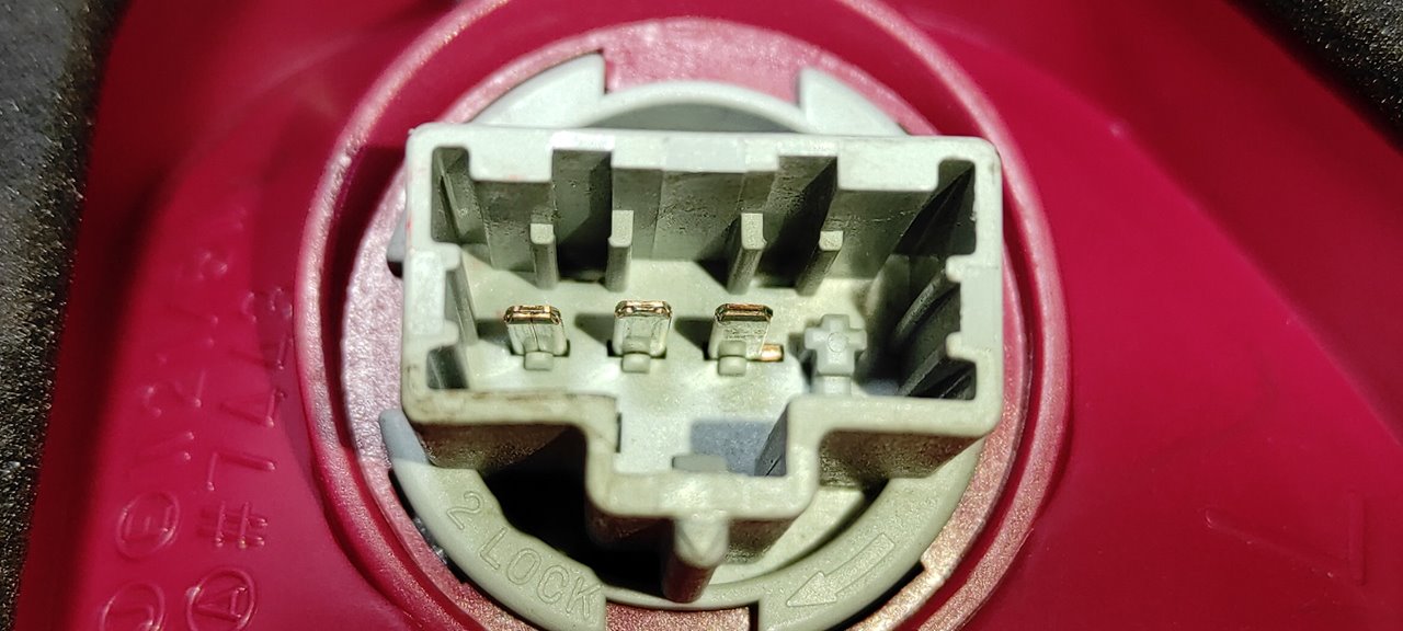 PILOTO TRASERO IZQUIERDO MAZDA 3 BERLINA (BK) - vista 2