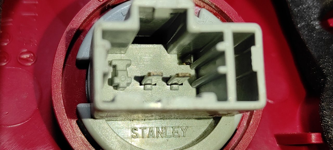 PILOTO TRASERO DERECHO MAZDA 3 BERLINA (BK) - vista 2