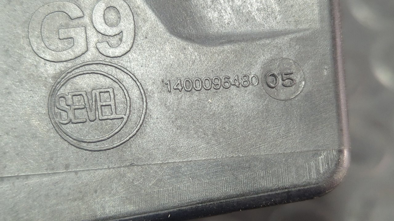 TAPA EXTERIOR COMBUSTIBLE PEUGEOT EXPERT KASTEN - vista 5