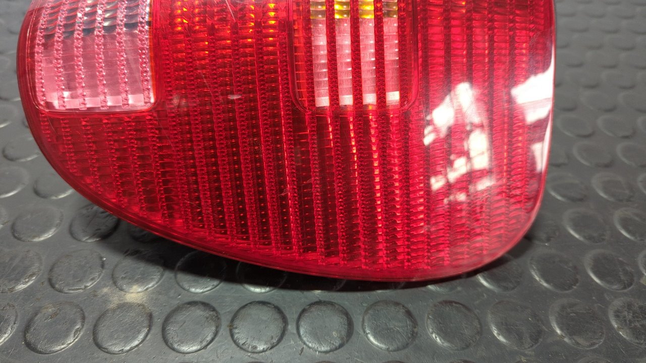 PILOTO TRASERO DERECHO VOLKSWAGEN POLO BERLINA (6N2) - vista 4