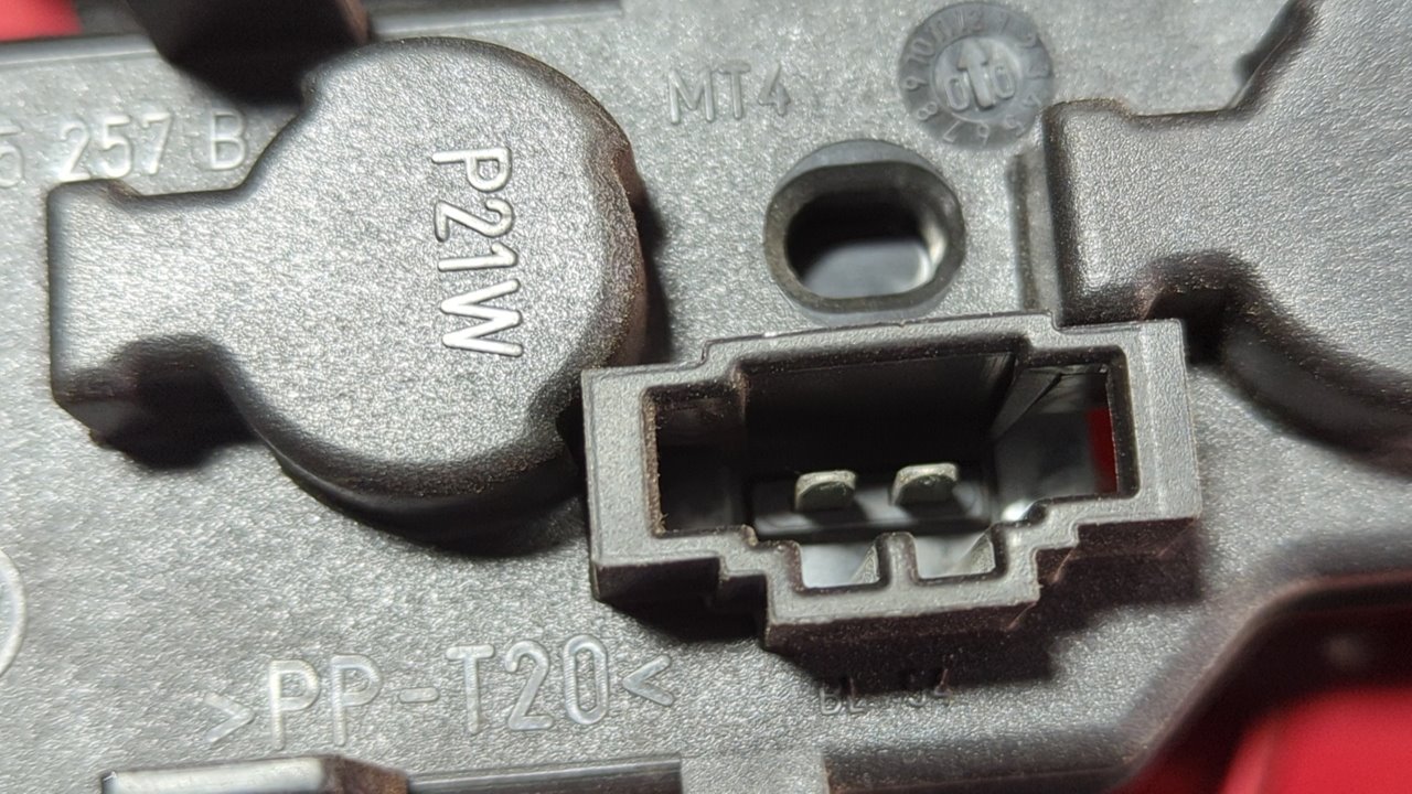 PILOTO TRASERO DERECHO VOLKSWAGEN POLO BERLINA (6N2) - vista 10