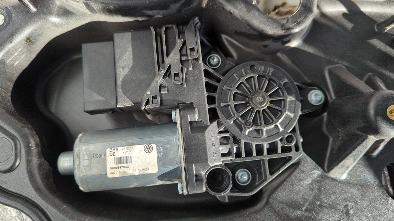 ELEVALUNAS TRASERO IZQUIERDO VOLKSWAGEN GOLF VI (5K1) - vista 2