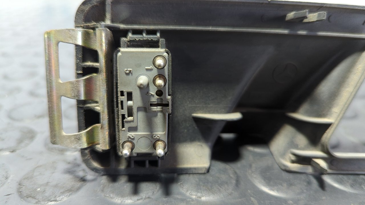 MANDO ELEVALUNAS TRASERO DERECHO MERCEDES CLASE E (W124) - vista 2