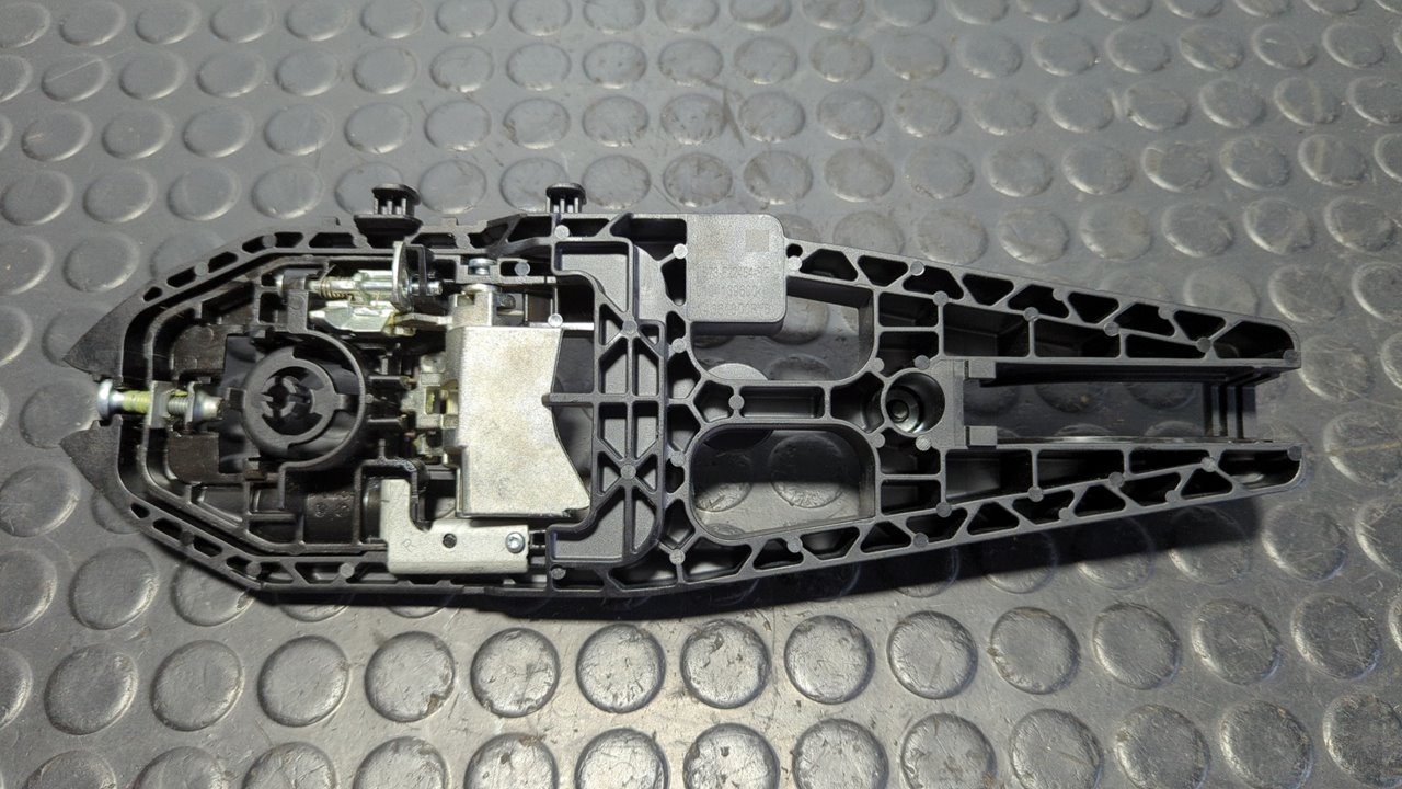 SOPORTE MANETA DELANTERA DERECHA FORD MONDEO LIM.