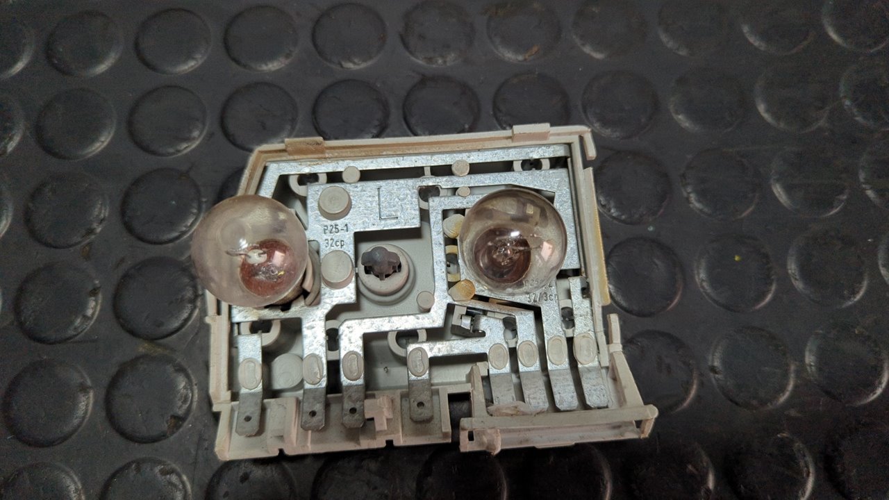 PILOTO TRASERO IZQUIERDO AUDI 80/90 (811/813/853) - vista 4