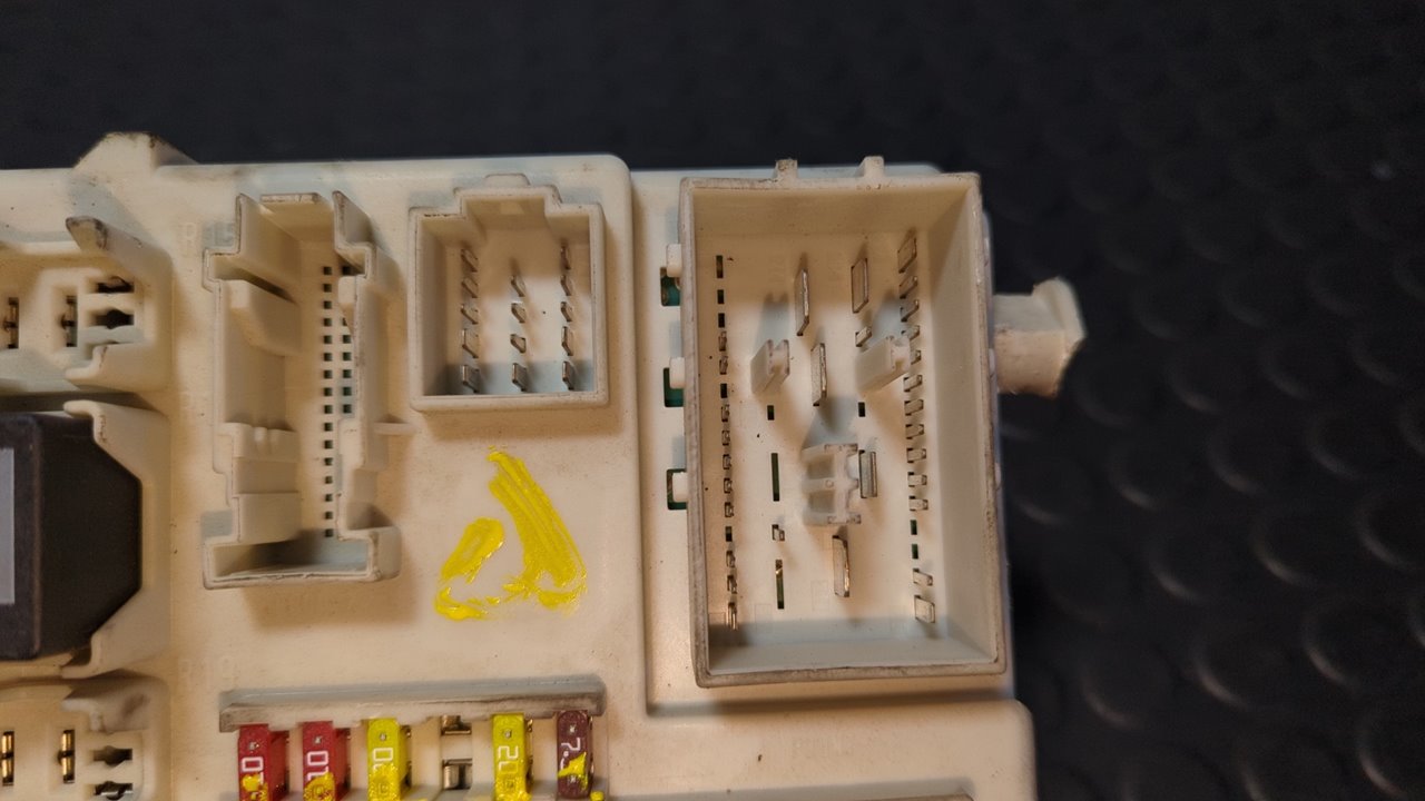 CAJA RELES / FUSIBLES FORD FOCUS BERLINA (CAP) - vista 3