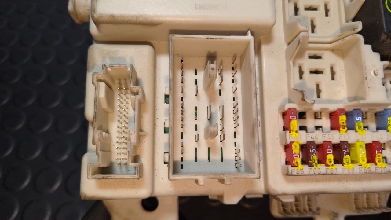 CAJA RELES / FUSIBLES FORD FOCUS BERLINA (CAP) - vista 6