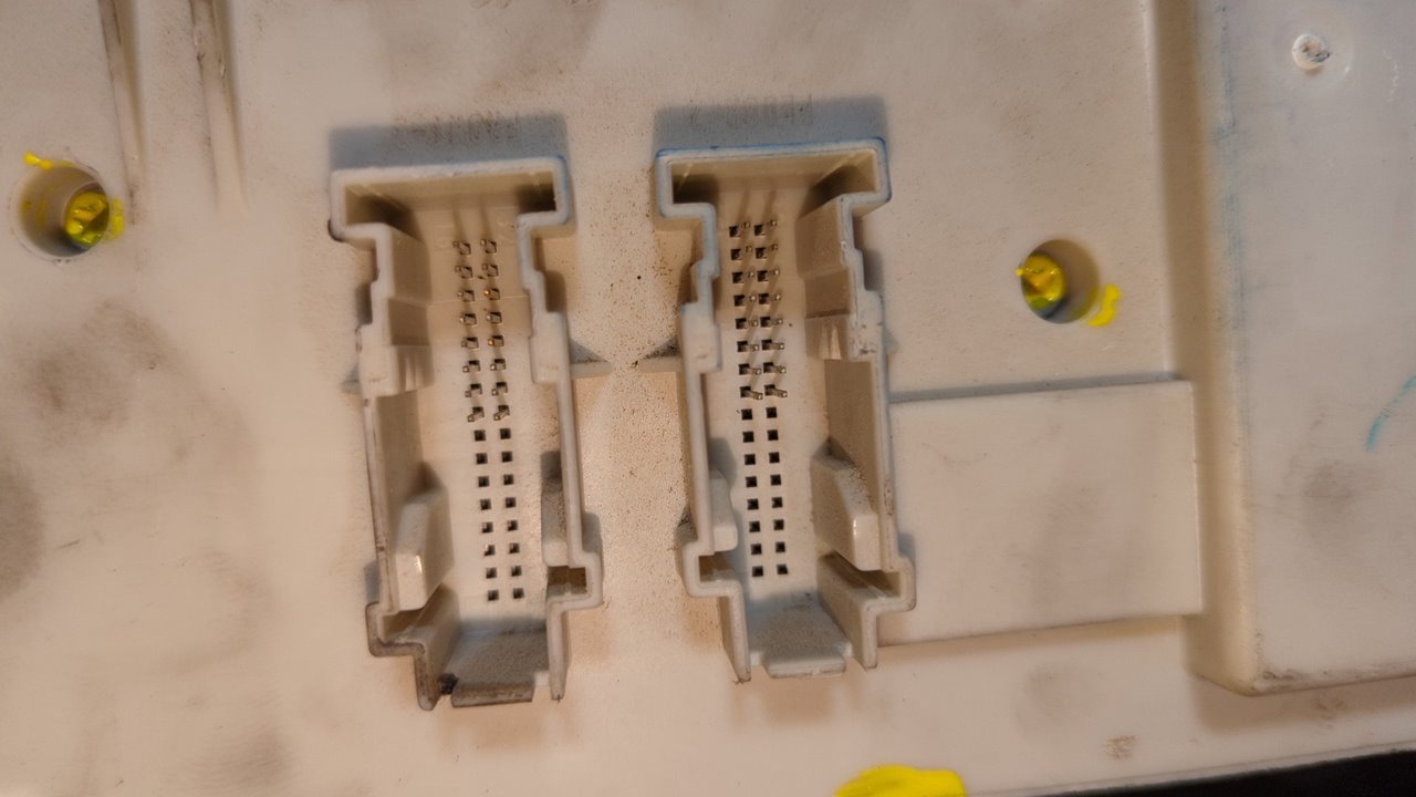 CAJA RELES / FUSIBLES FORD FOCUS BERLINA (CAP) - vista 2