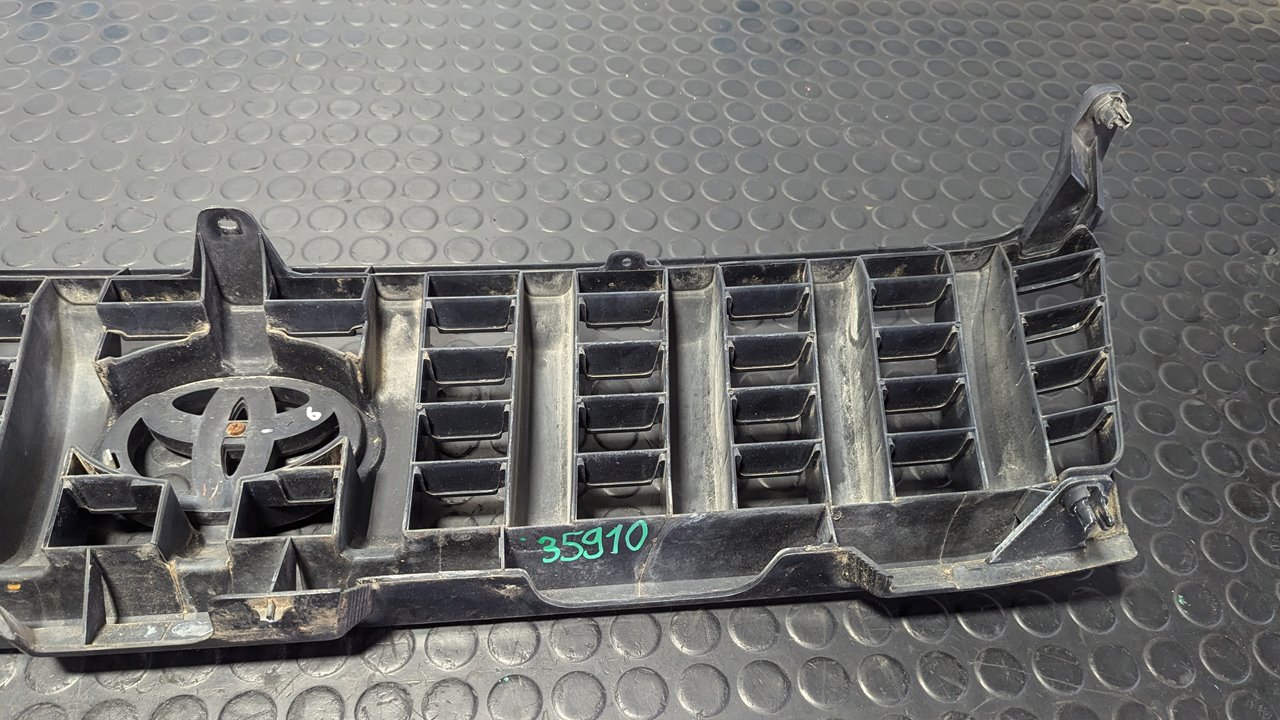 REJILLA DELANTERA TOYOTA LAND CRUISER (J9) - vista 2