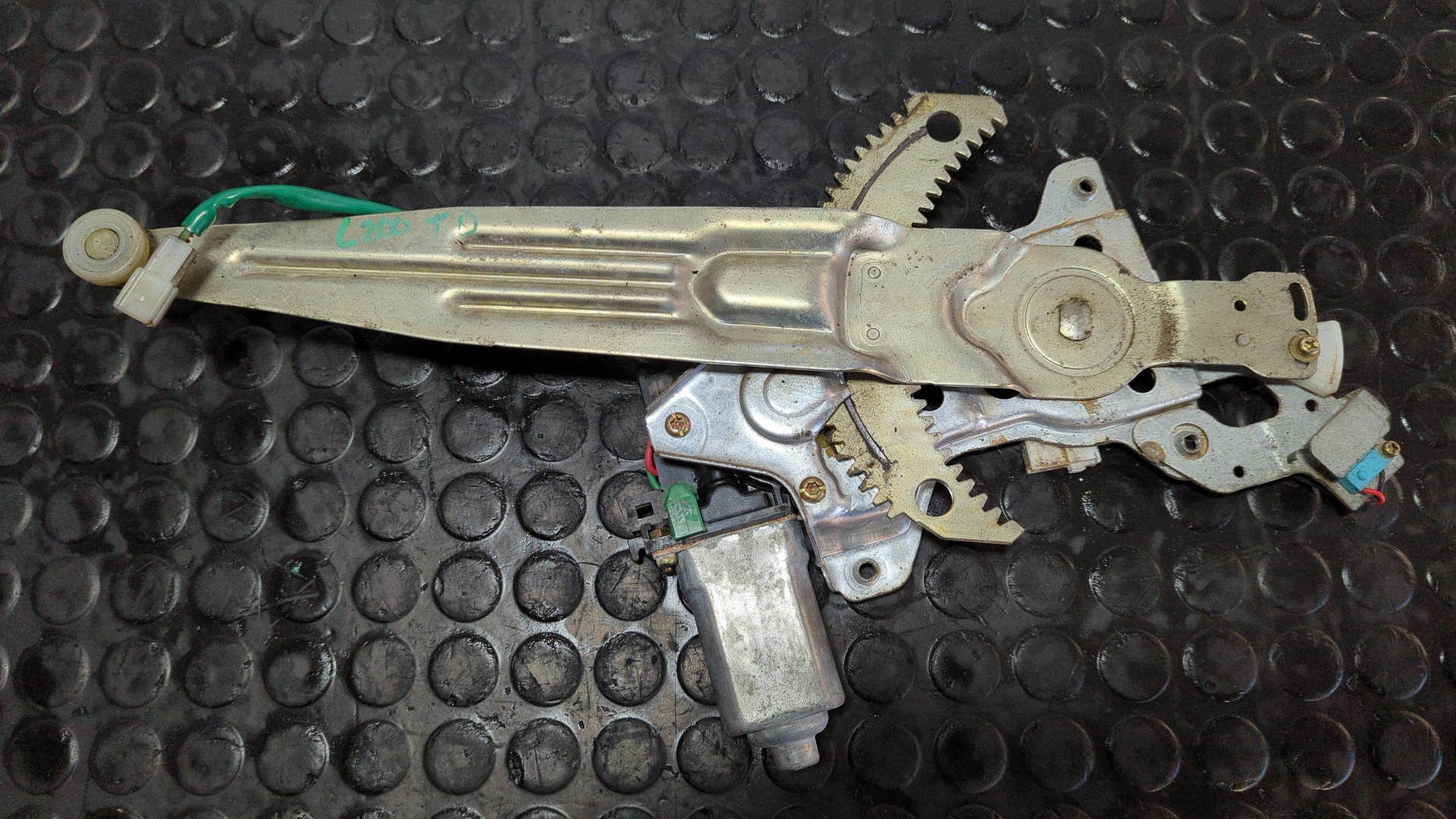 ELEVALUNAS TRASERO DERECHO MITSUBISHI L 200 (K6/7) - vista 4