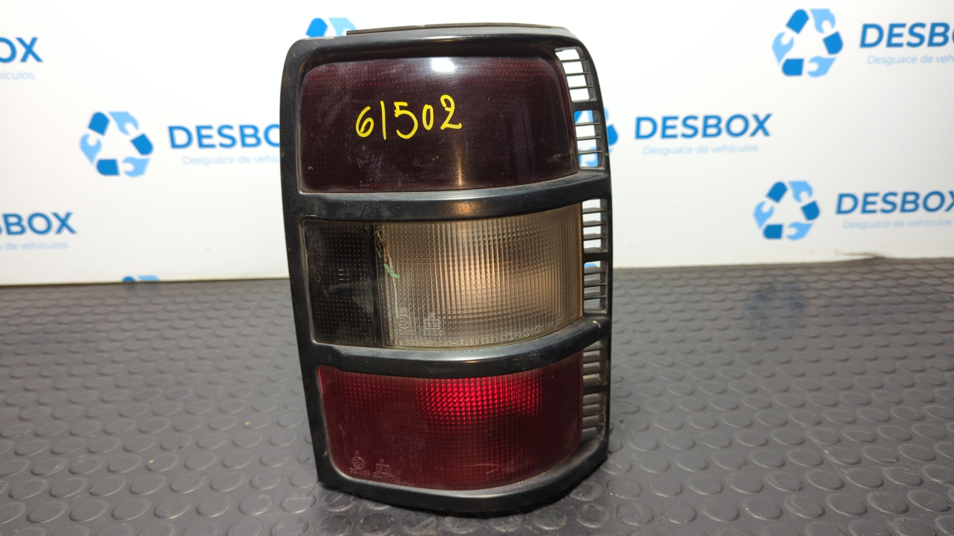 PILOTO TRASERO DERECHO MITSUBISHI MONTERO (V20/V40)