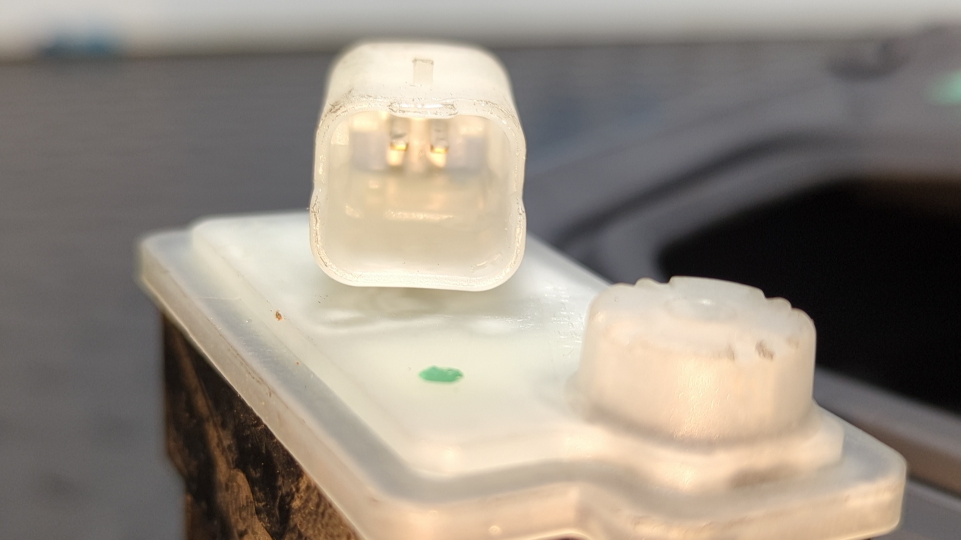 TAPA EXTERIOR COMBUSTIBLE OPEL CORSA F - vista 5