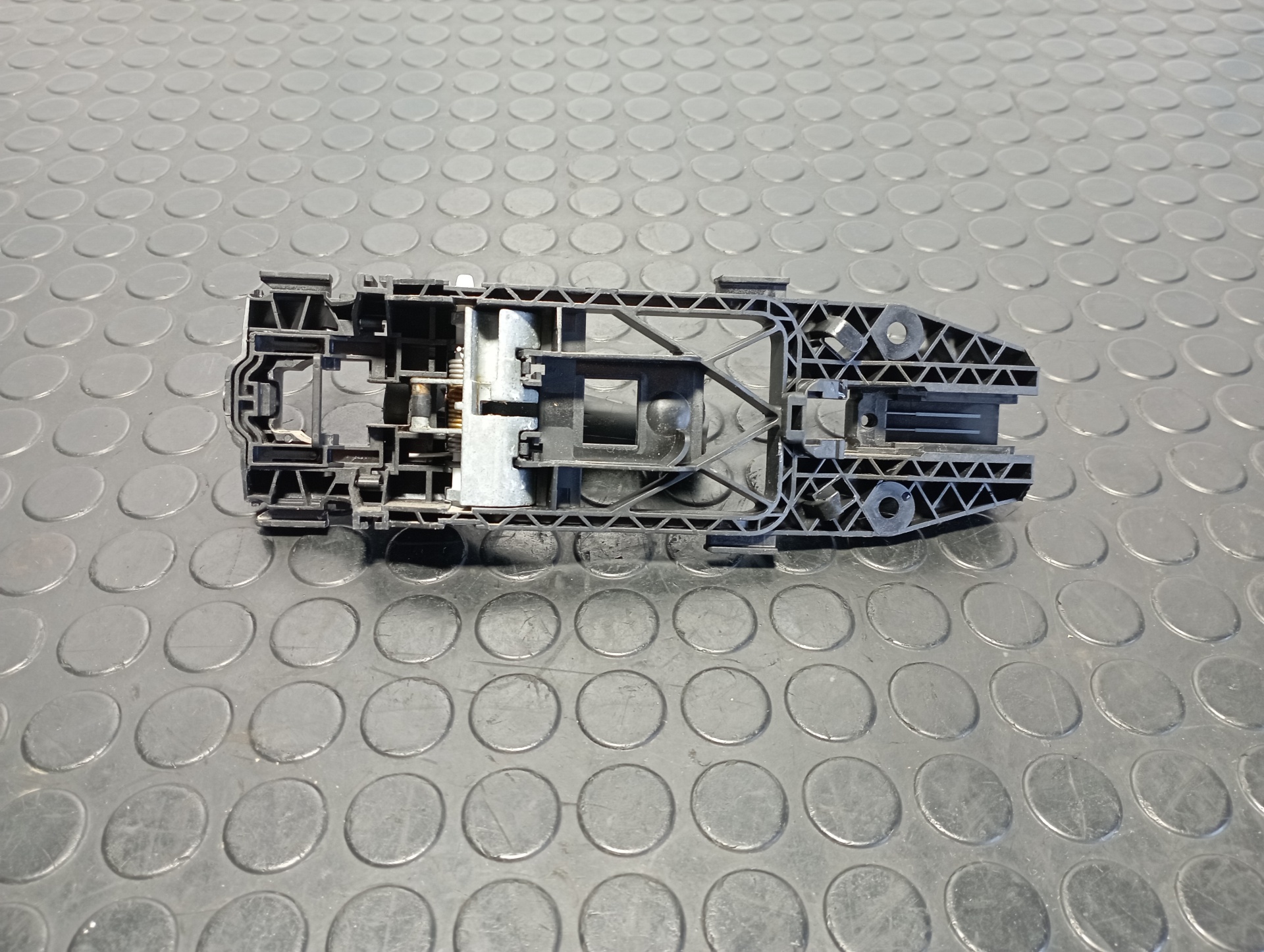 SOPORTE MANETA TRASERA IZQUIERDA SEAT ARONA