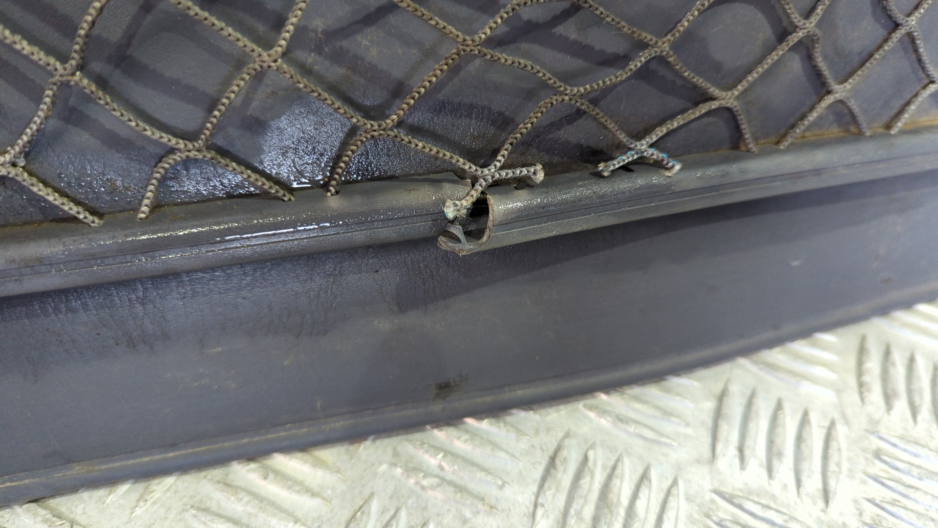 GUARNECIDO PORTON TRASERO TOYOTA LAND CRUISER (J9) - vista 4