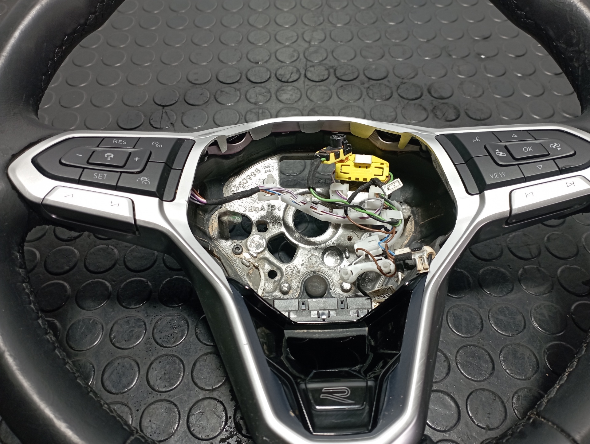 VOLANTE VOLKSWAGEN POLO VI (AE1) - vista 3