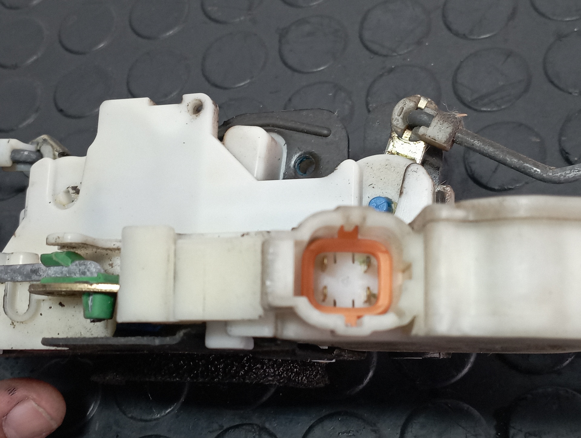 CERRADURA PUERTA DELANTERA IZQUIERDA NISSAN PICK-UP (D22) - vista 4