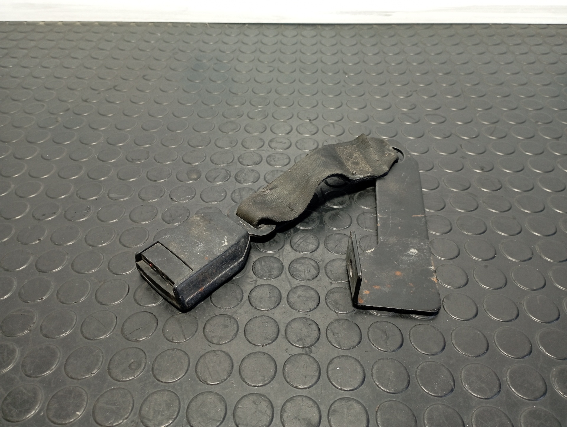 ENGANCHE CINTURON DELANTERO DERECHO LAND ROVER DEFENDER