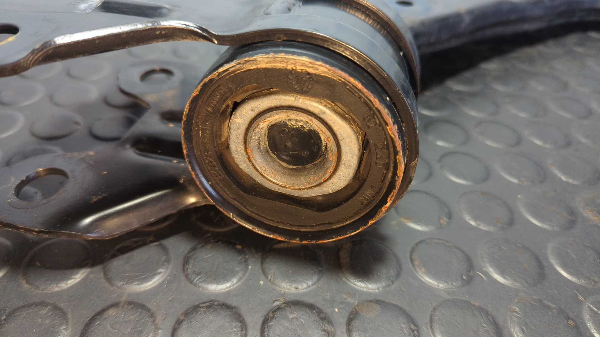 BRAZO DERECHO INFERIOR DELANTERO FORD KUGA - vista 2