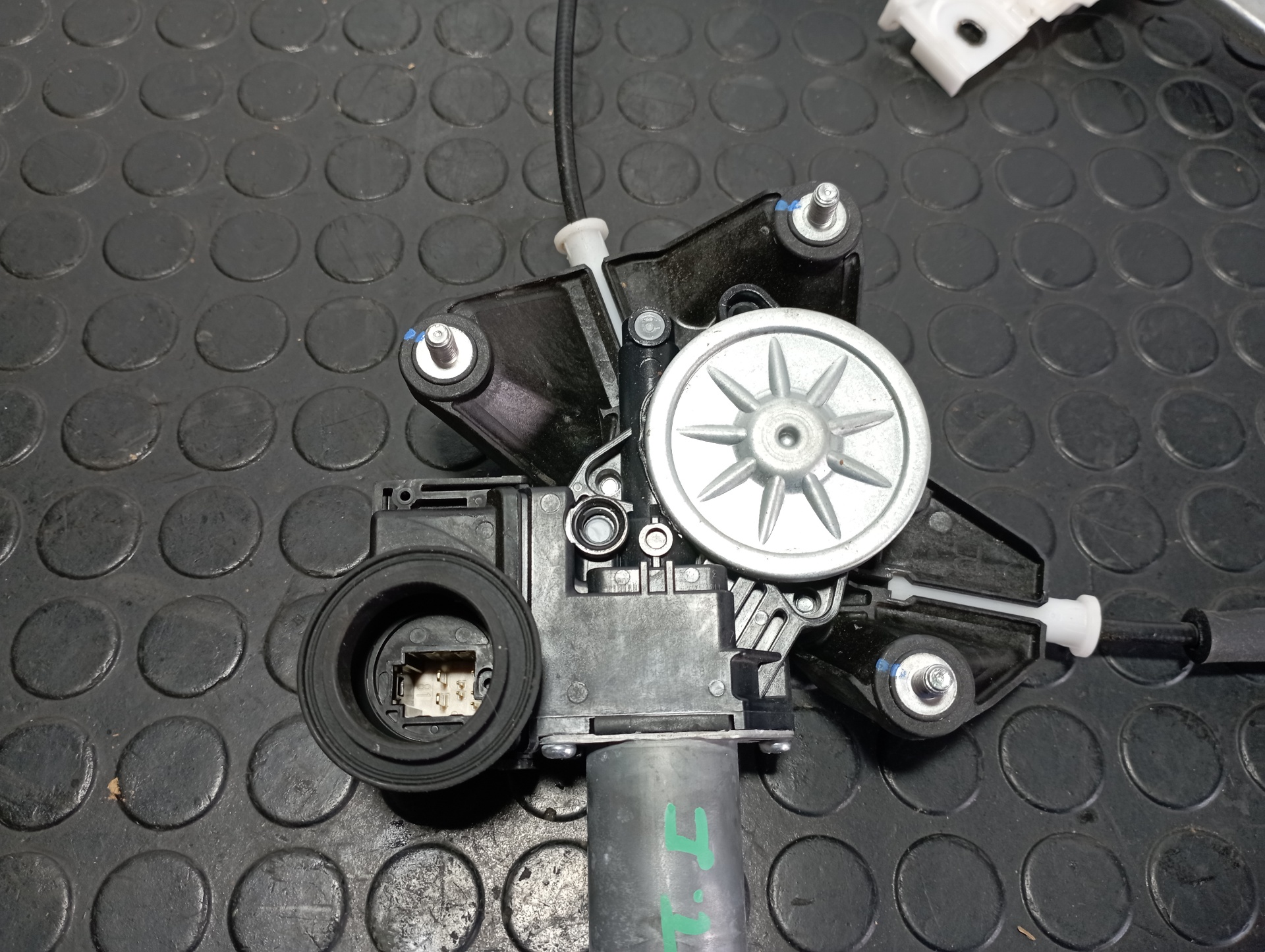 ELEVALUNAS TRASERO IZQUIERDO TOYOTA YARIS (XP21) - vista 2