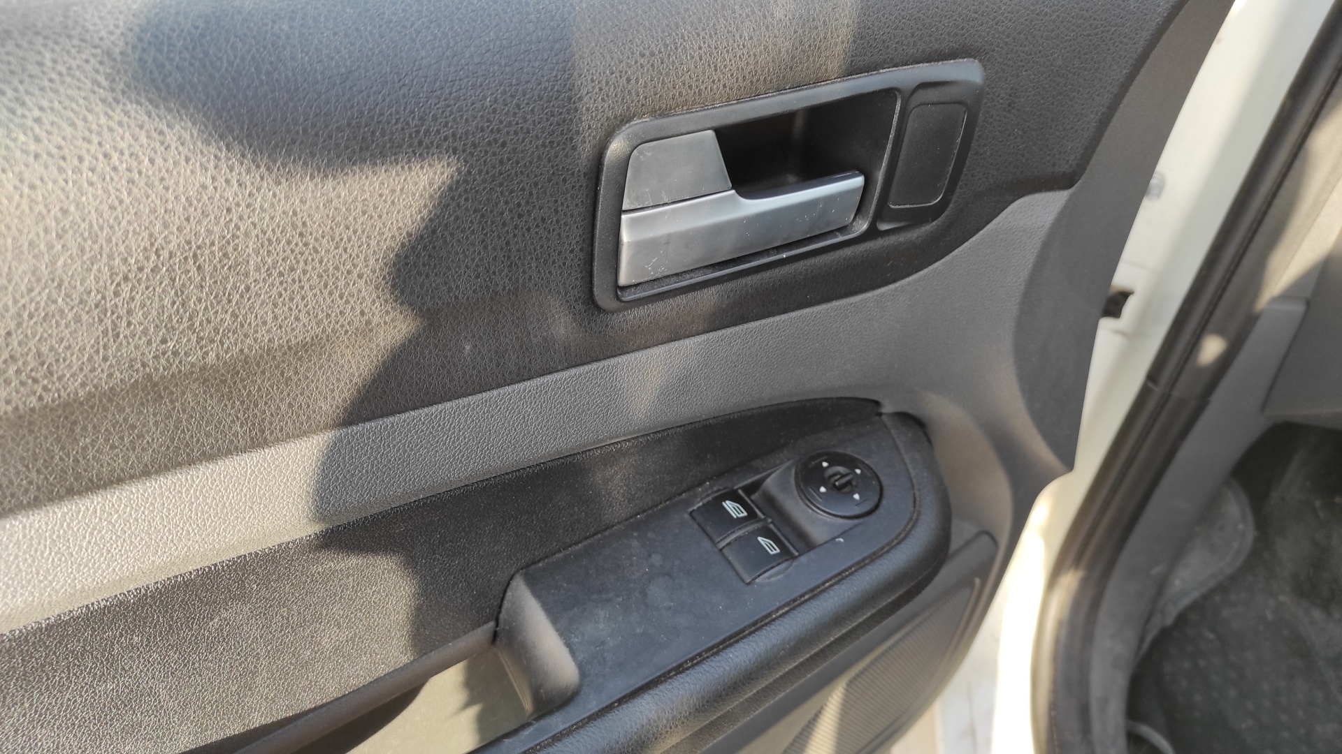 REJILLA DELANTERA FORD FOCUS BERLINA (CAP) - vista 2