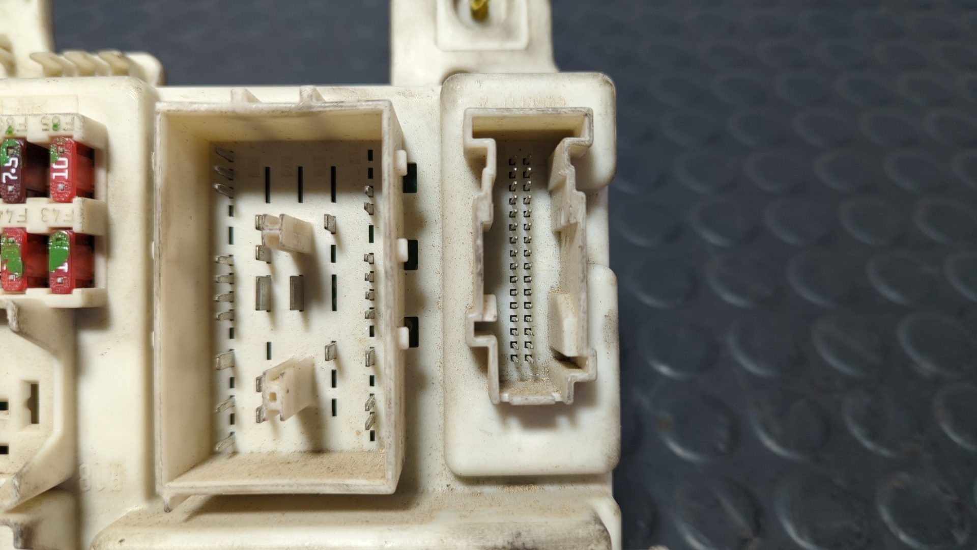 CAJA RELES / FUSIBLES FORD FOCUS BERLINA (CAP) - vista 6