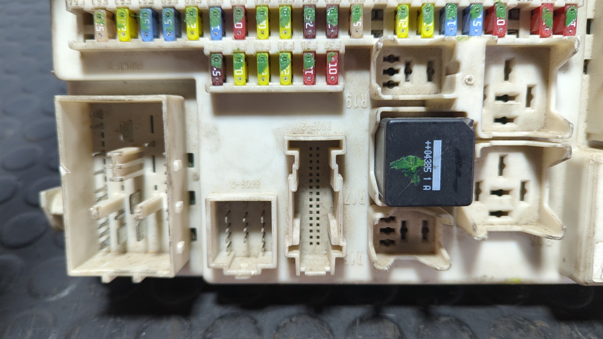 CAJA RELES / FUSIBLES FORD FOCUS BERLINA (CAP) - vista 5