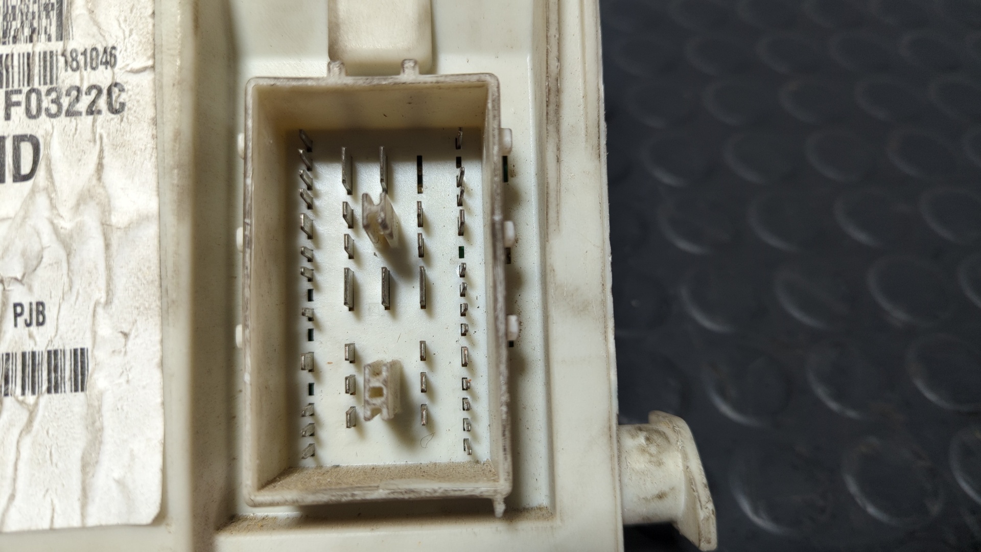 CAJA RELES / FUSIBLES FORD FOCUS BERLINA (CAP) - vista 2