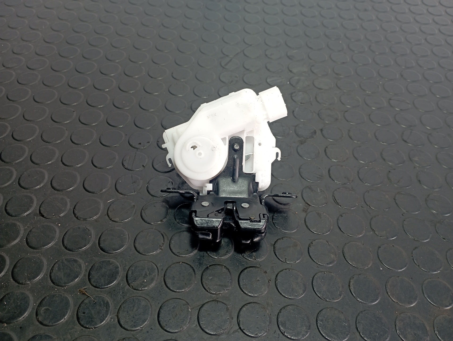 CERRADURA MALETERO / PORTON TOYOTA YARIS (XP21)