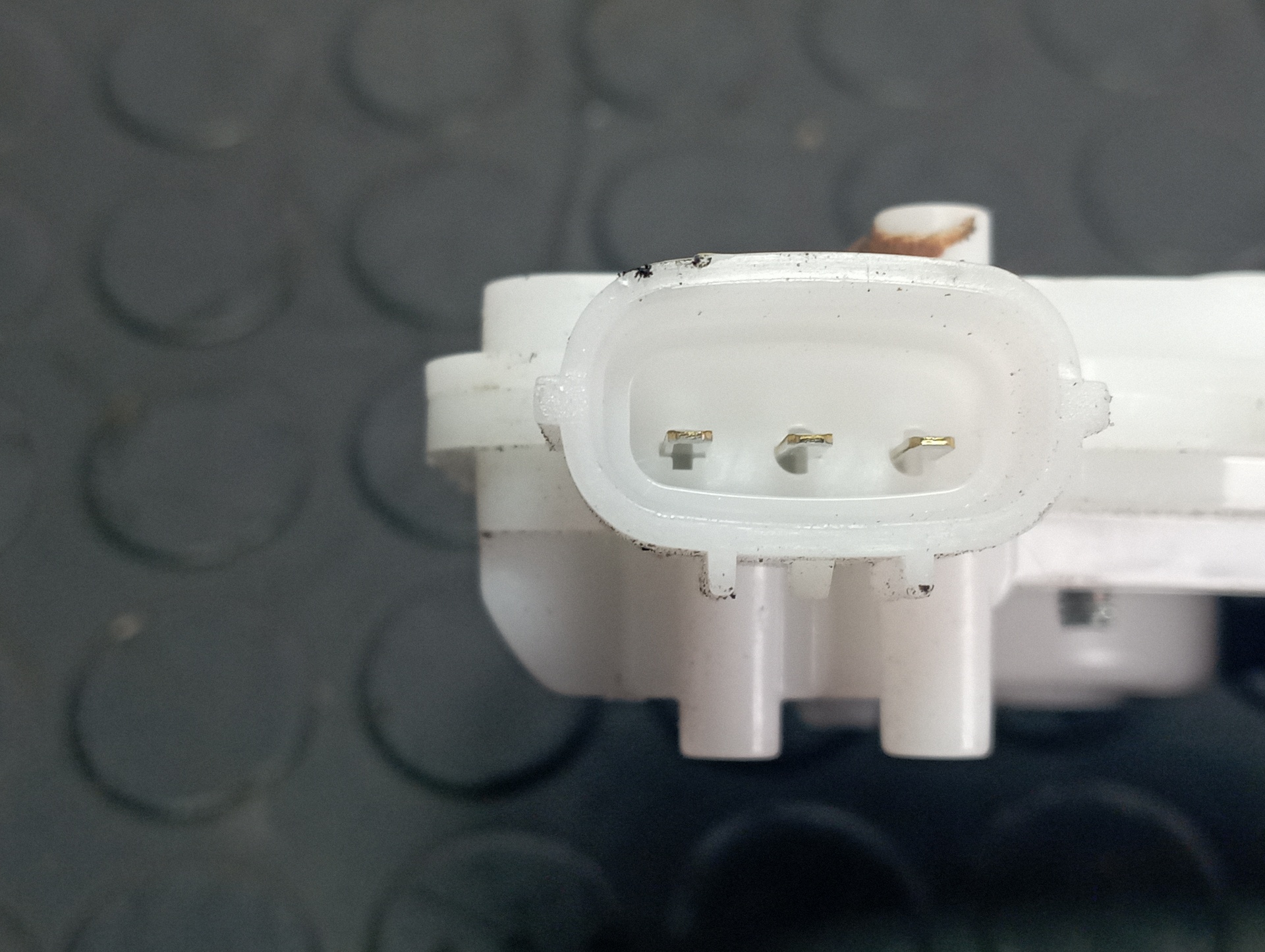 CERRADURA MALETERO / PORTON TOYOTA YARIS (XP21) - vista 2