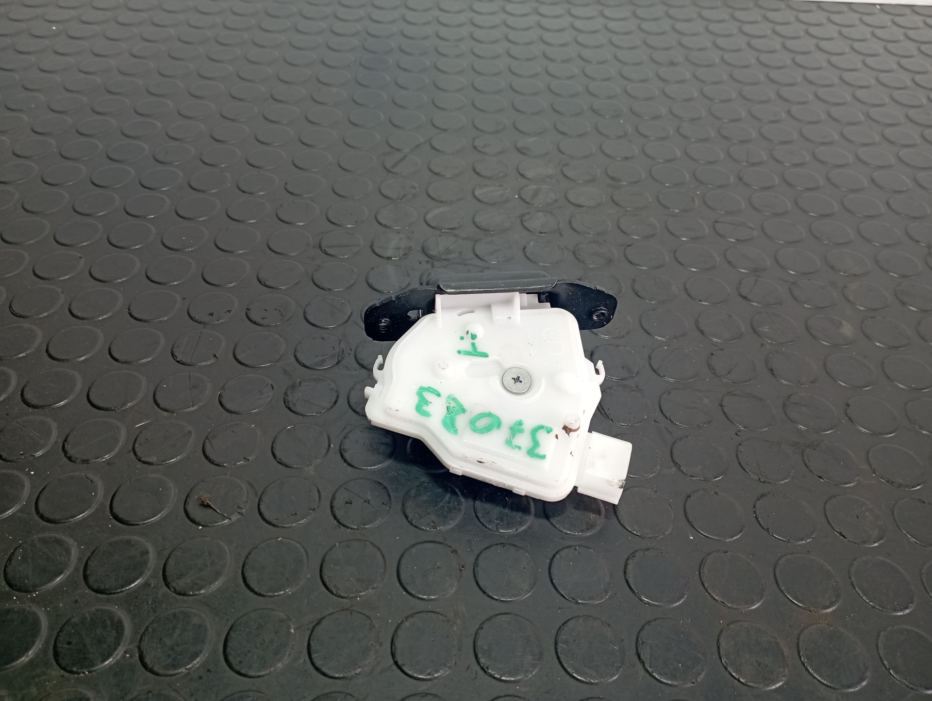 CERRADURA MALETERO / PORTON TOYOTA YARIS (XP21) - vista 3