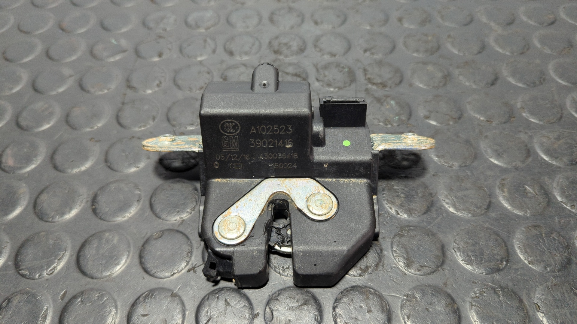 CERRADURA MALETERO / PORTON OPEL CORSA E - vista 2