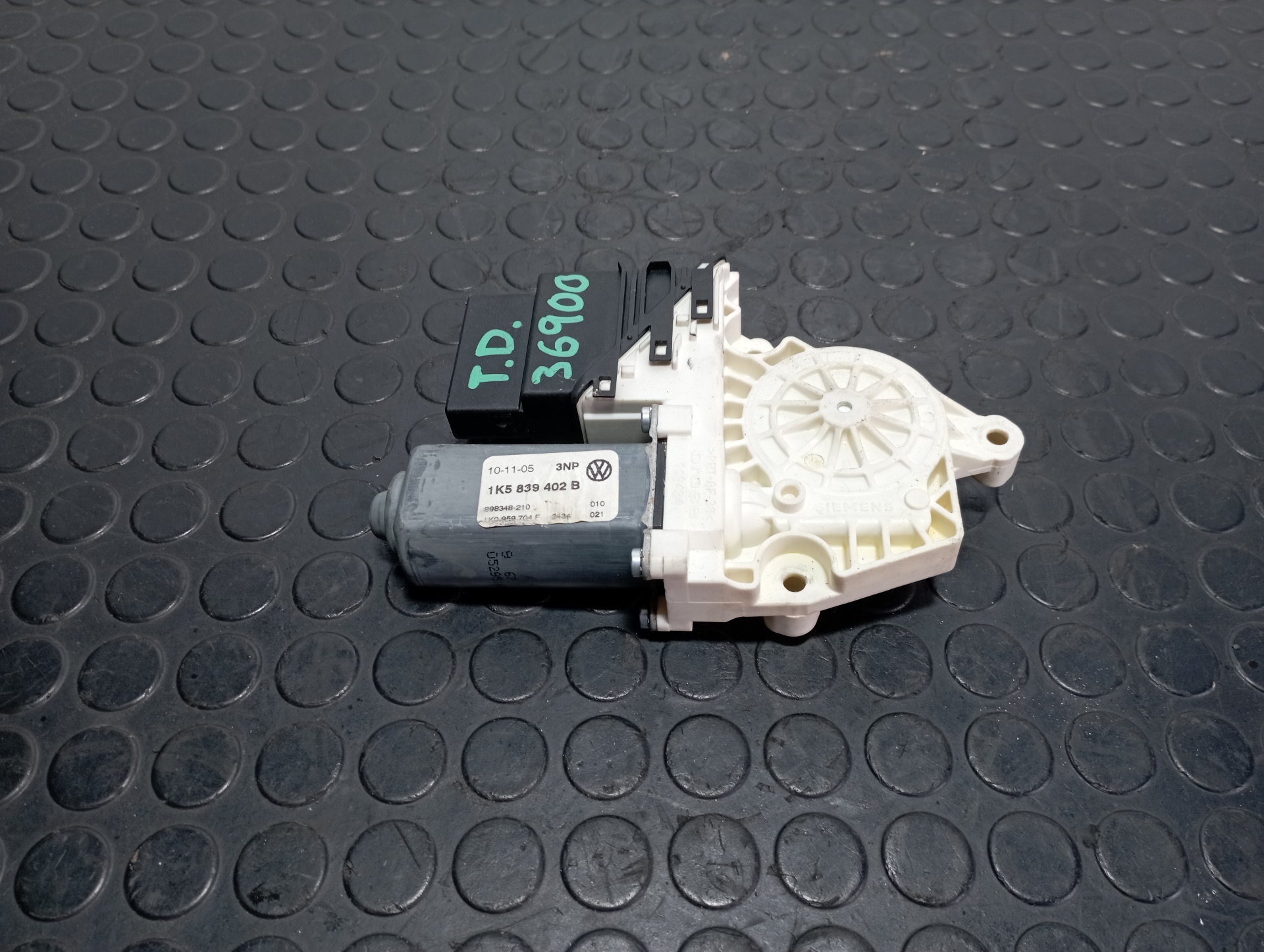 MOTOR ELEVALUNAS TRASERO DERECHO VOLKSWAGEN JETTA (1K2)