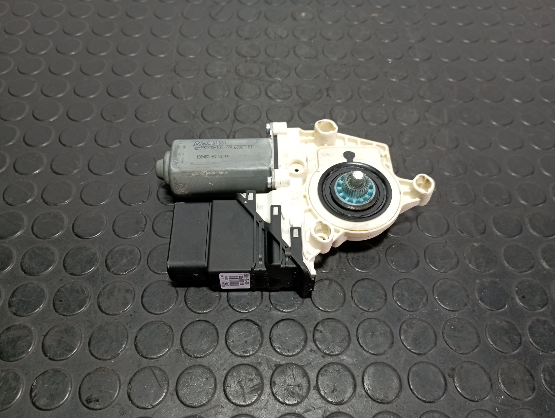 MOTOR ELEVALUNAS TRASERO DERECHO VOLKSWAGEN JETTA (1K2) - vista 4