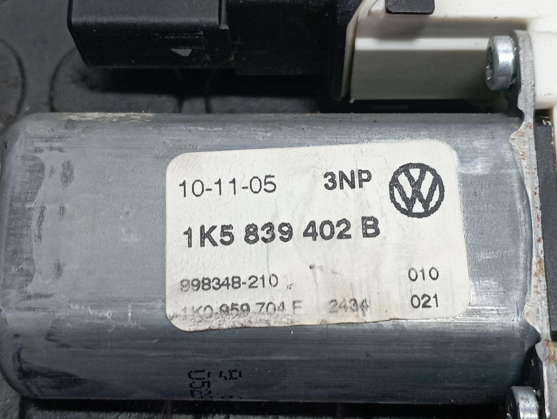MOTOR ELEVALUNAS TRASERO DERECHO VOLKSWAGEN JETTA (1K2) - vista 3