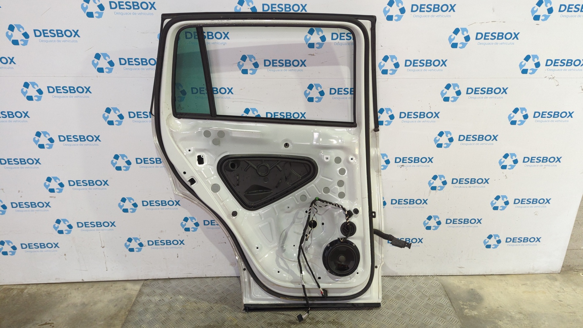 PUERTA TRASERA IZQUIERDA VOLKSWAGEN TIGUAN - vista 3