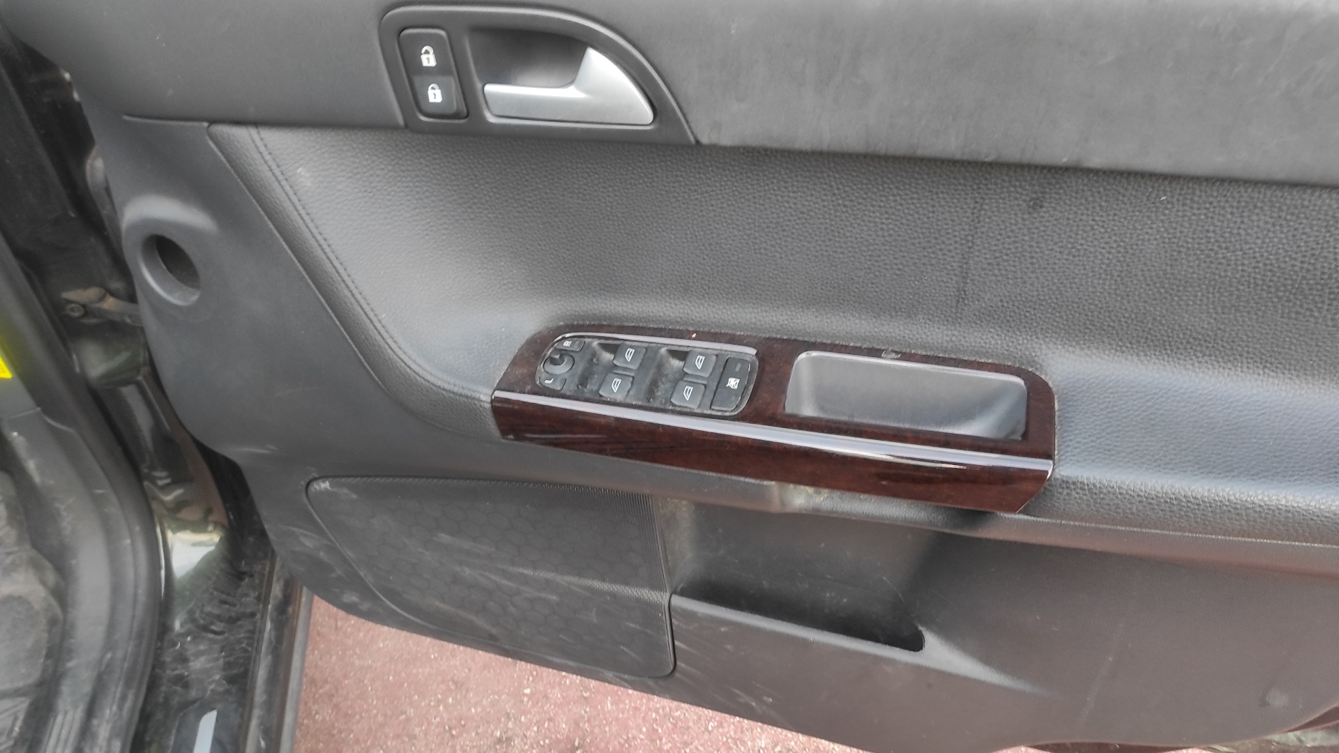 CERRADURA PUERTA TRASERA DERECHA VOLVO V50 FAMILIAR - recambio desguace - vista 2