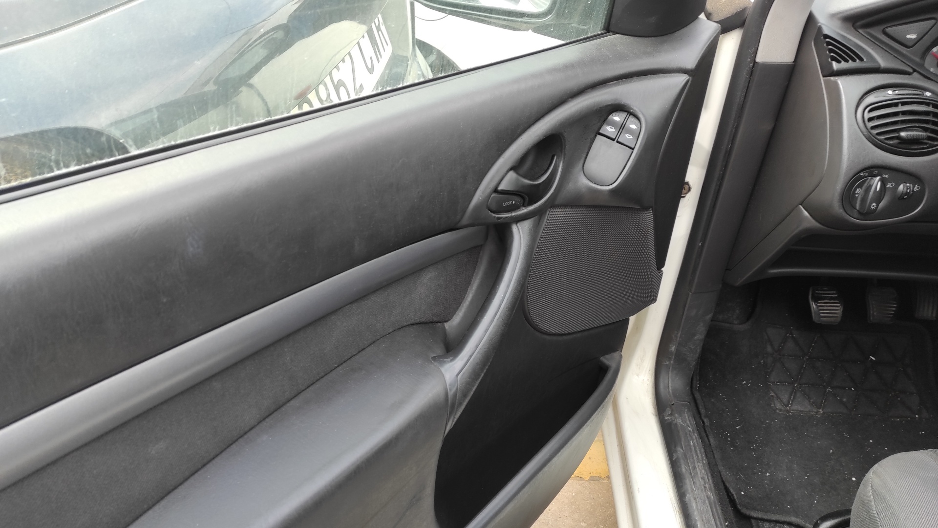PUERTA DELANTERA DERECHA FORD FOCUS BERLINA (CAK) - vista 3