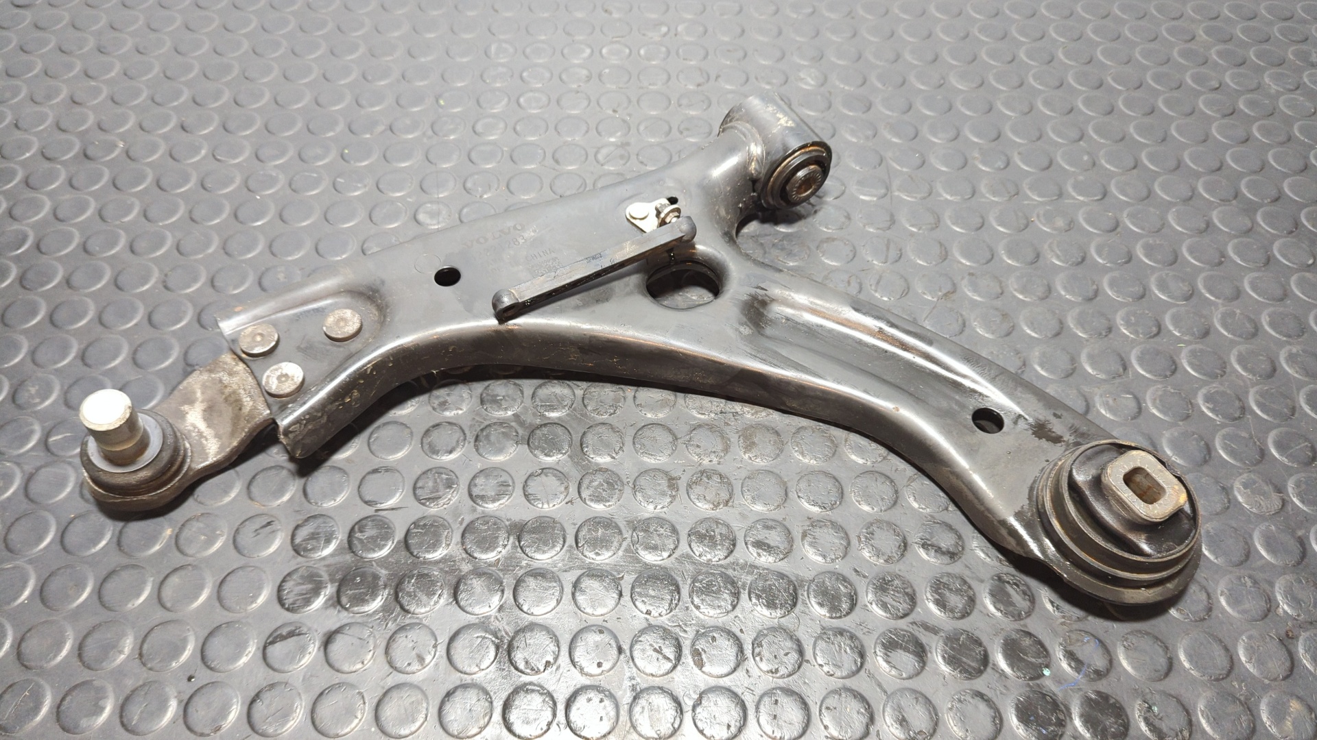 BRAZO IZQUIERDO INFERIOR DELANTERO VOLVO XC 40